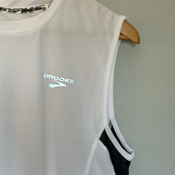 Brooks White Sleeveless Running Tank with Black Accents Medium - Picture 3 of 9